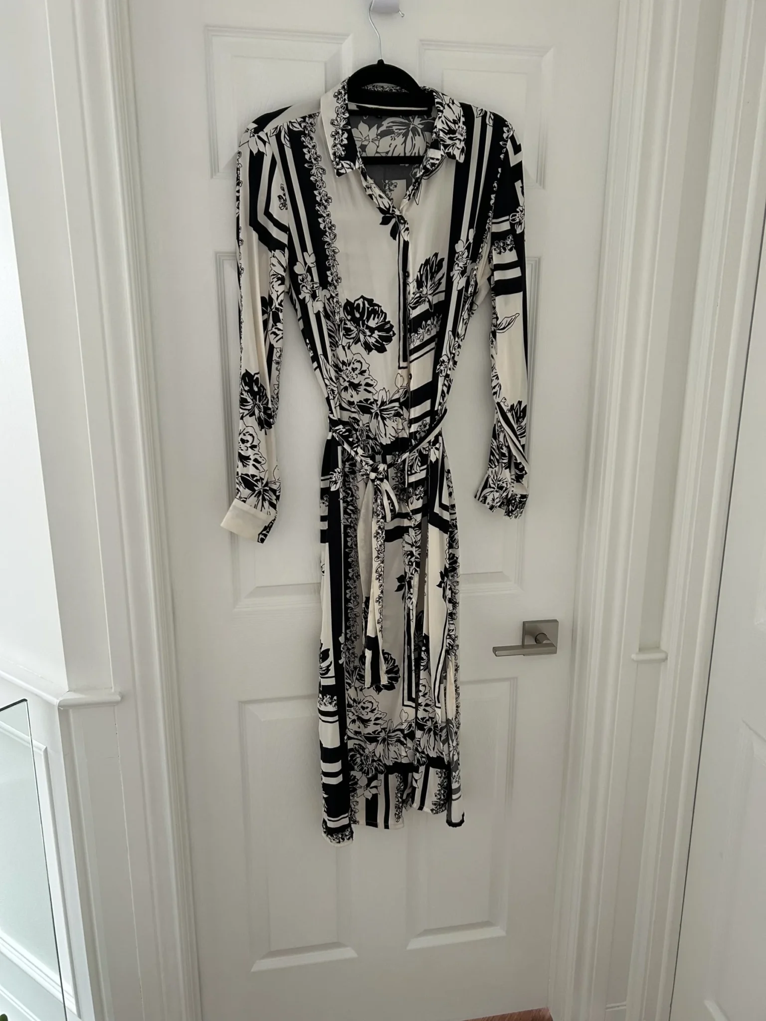 Featured image for Robe mi-longue à motif de fleurs