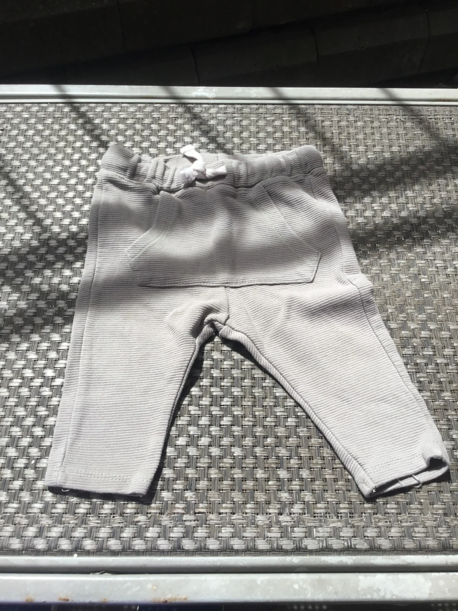 Featured image for Pantalon Zara 6 - 9 mois, vrai cordon!