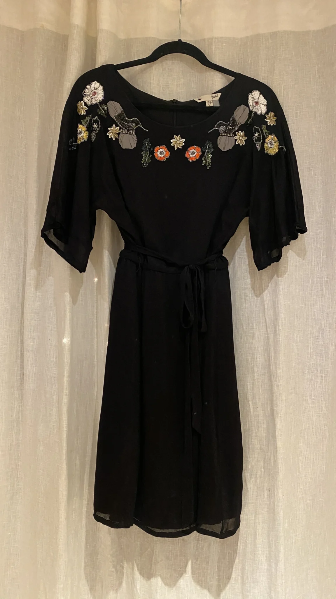 Featured image for Robe à broderies et sequins Yumi - Taille 10