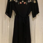 Featured thumbnail for Robe à broderies et sequins Yumi - Taille 10