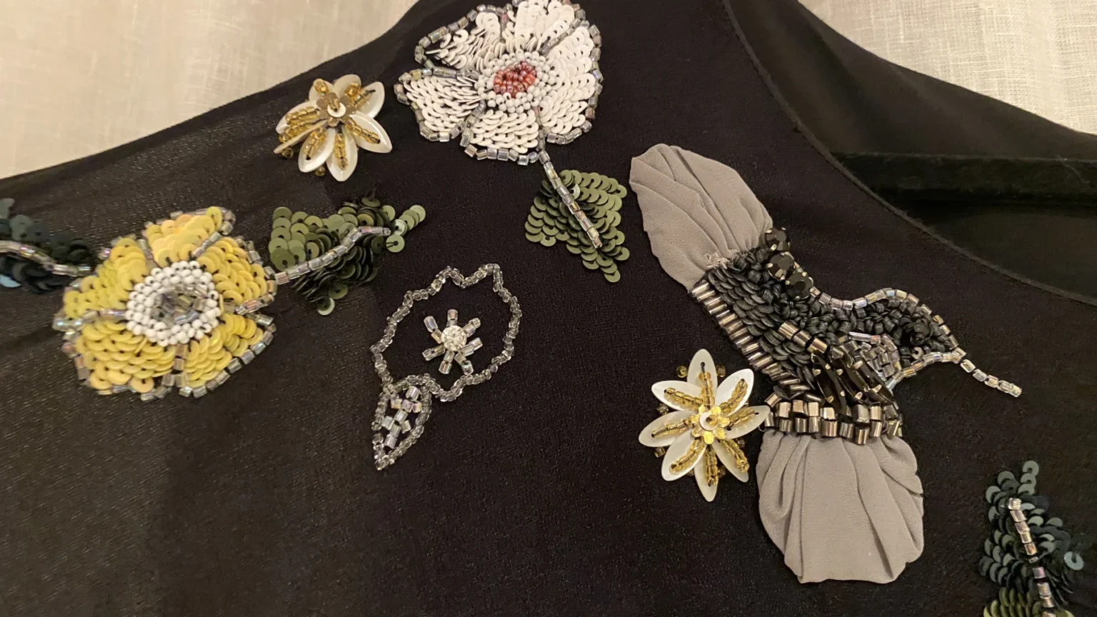 Image for Robe à broderies et sequins Yumi - Taille 10