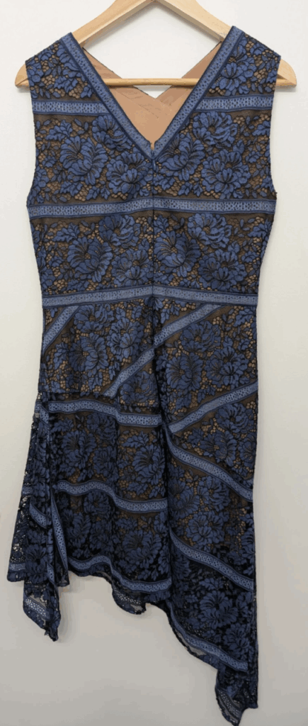Image for Robe BCBG bleue en dentelle