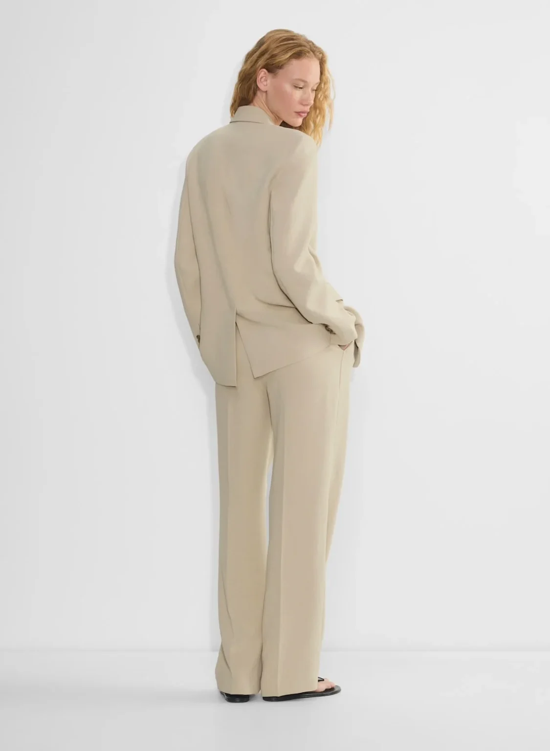 Image for Aritzia | Suit : Blazer + Pants Effortless (NEUF)