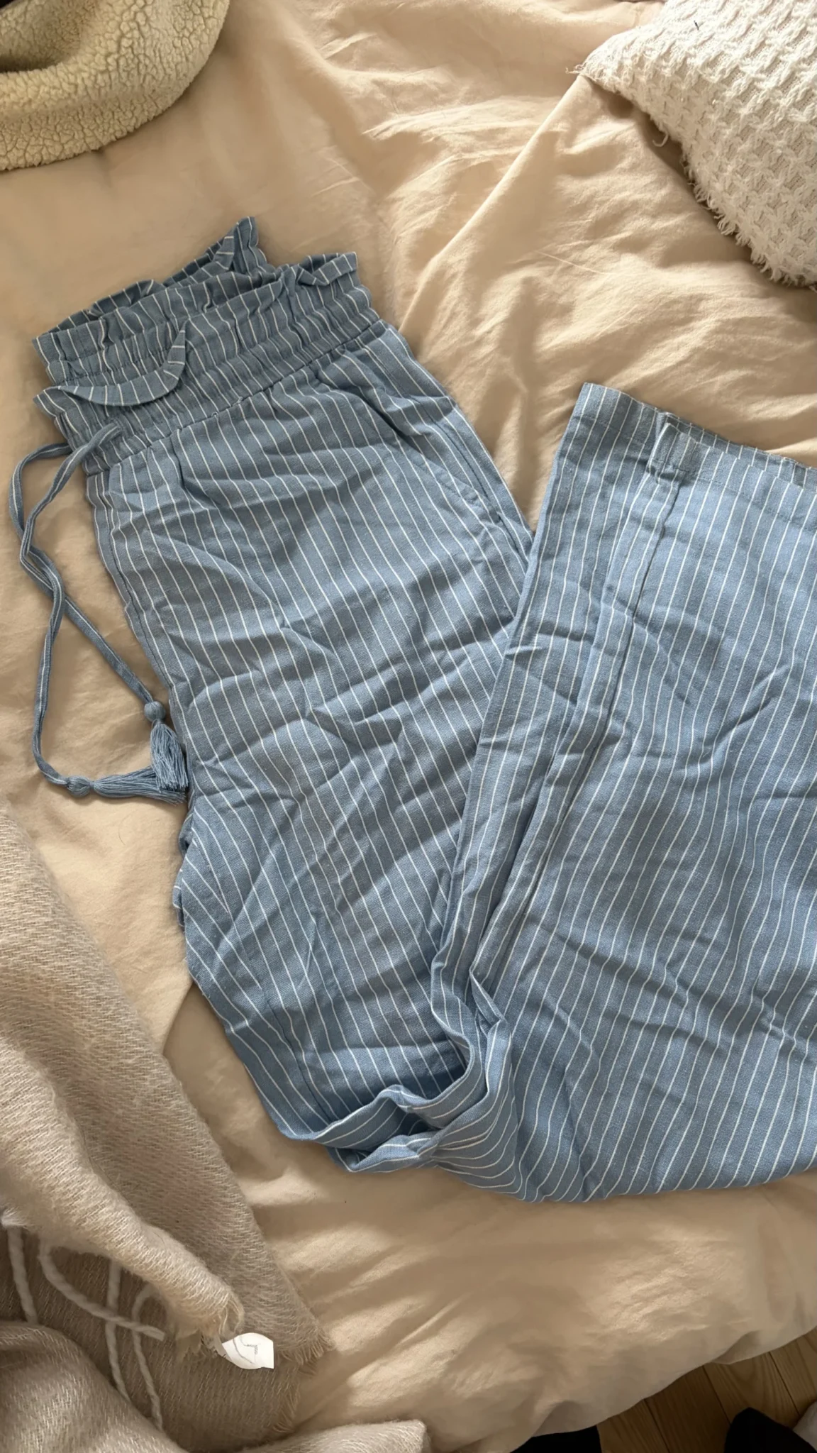 Featured image for Pantalons bleu rayé blanc