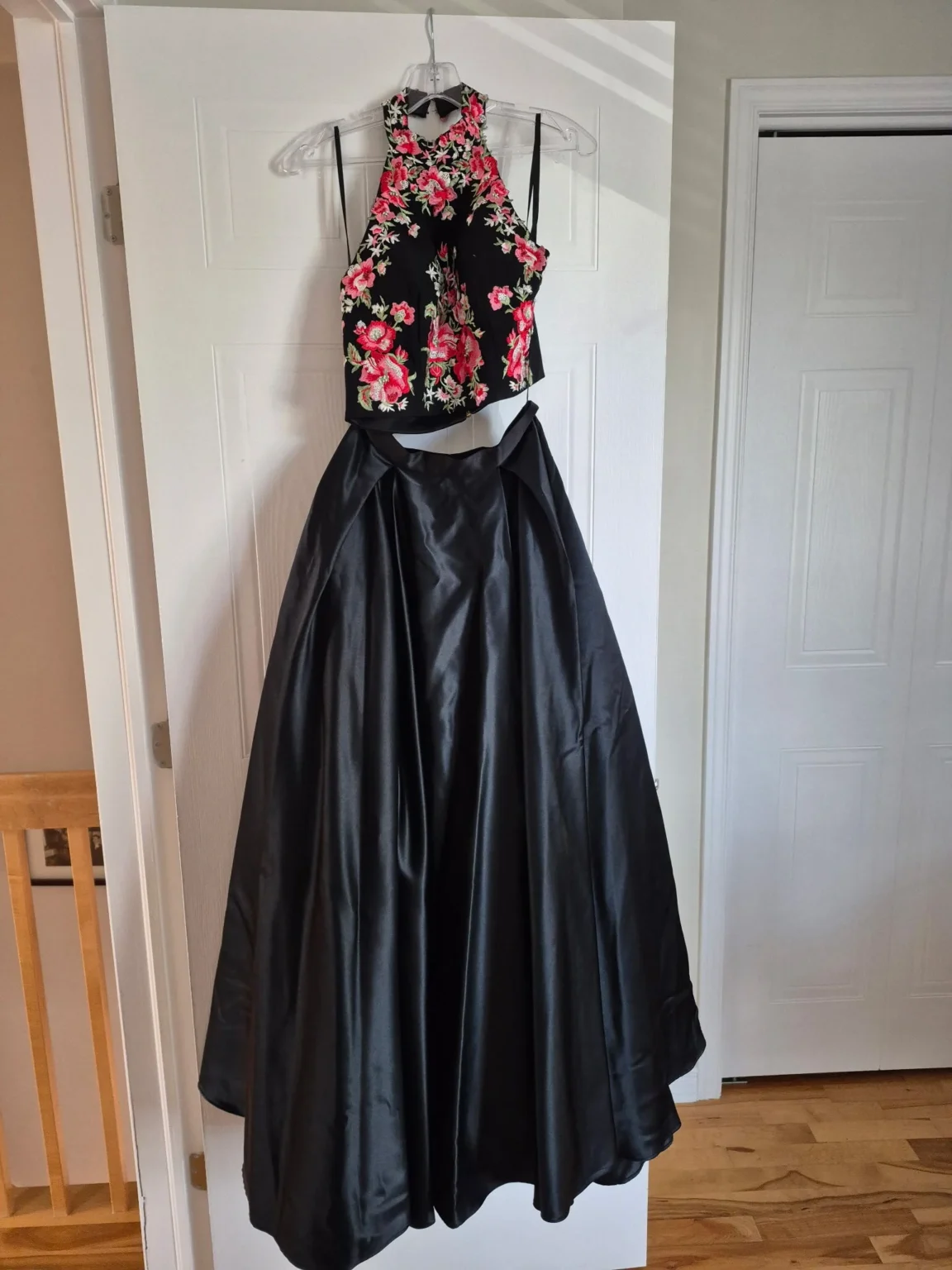 Featured image for Robe de bal au haut brodé