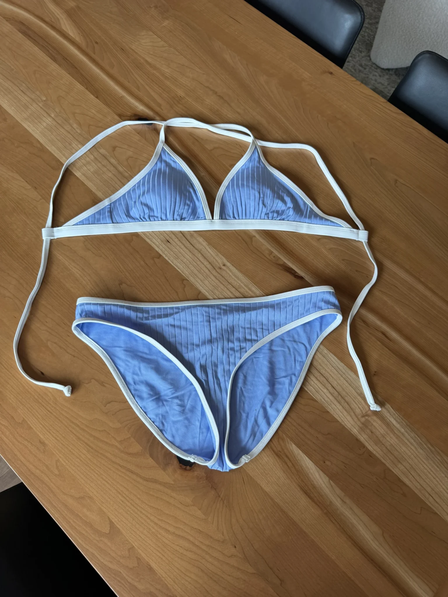 Featured image for Maillot de bain bleu pâle et blanc