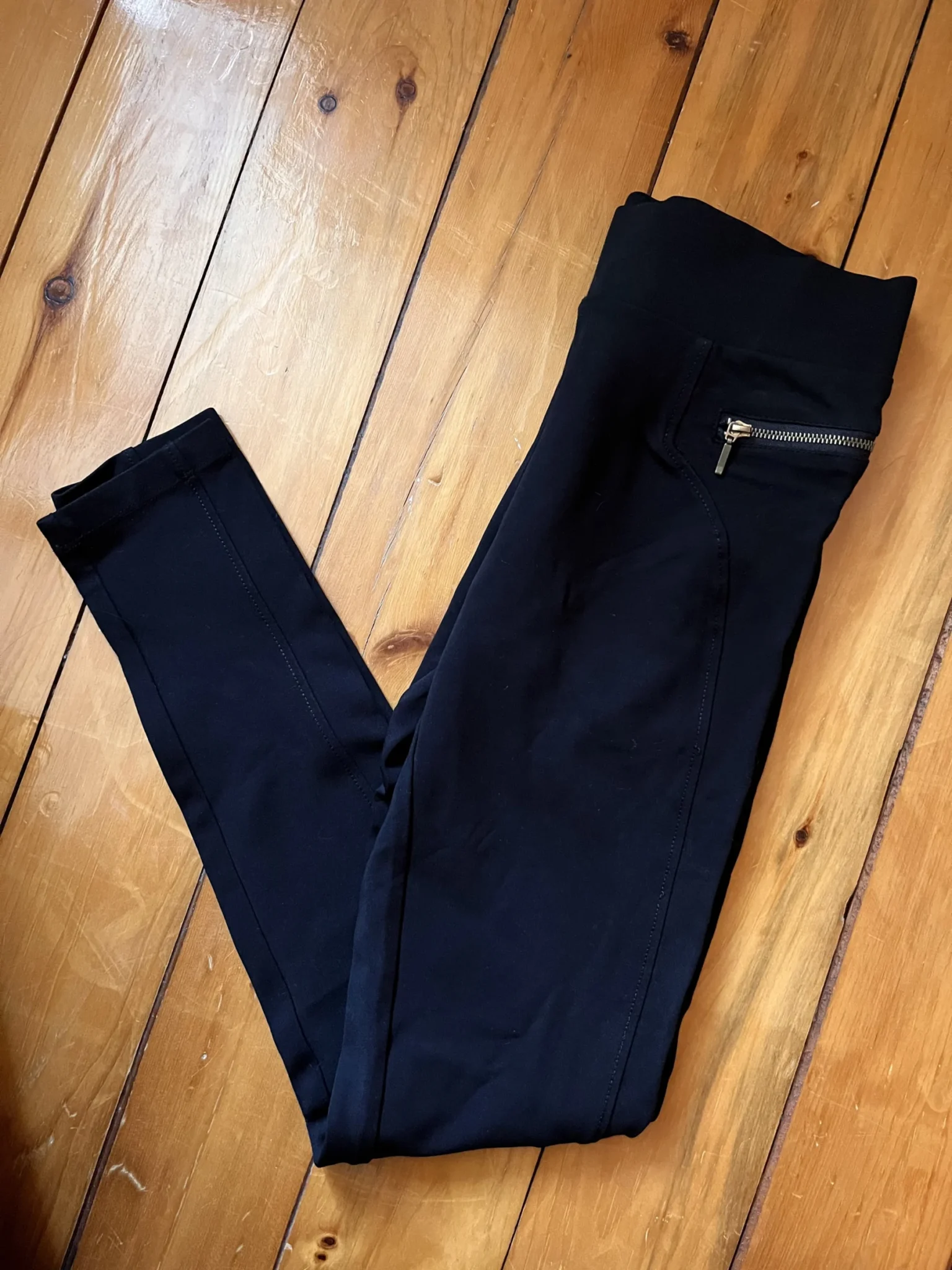 Featured image for Leggings noir avec zip décoratif