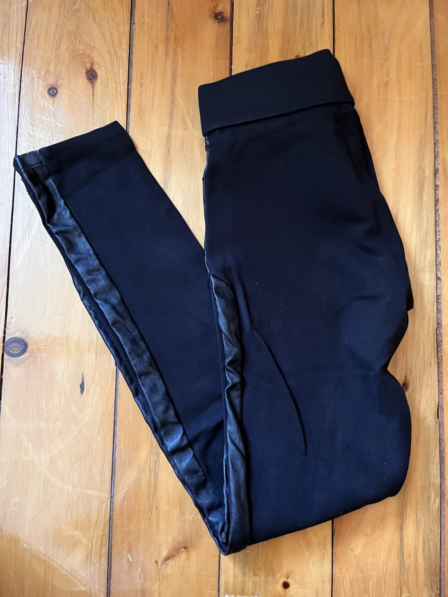 Featured image for Leggings avec bordure cuirette