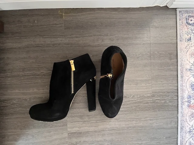 Featured image for Bottines en daim noir - Michael Kors