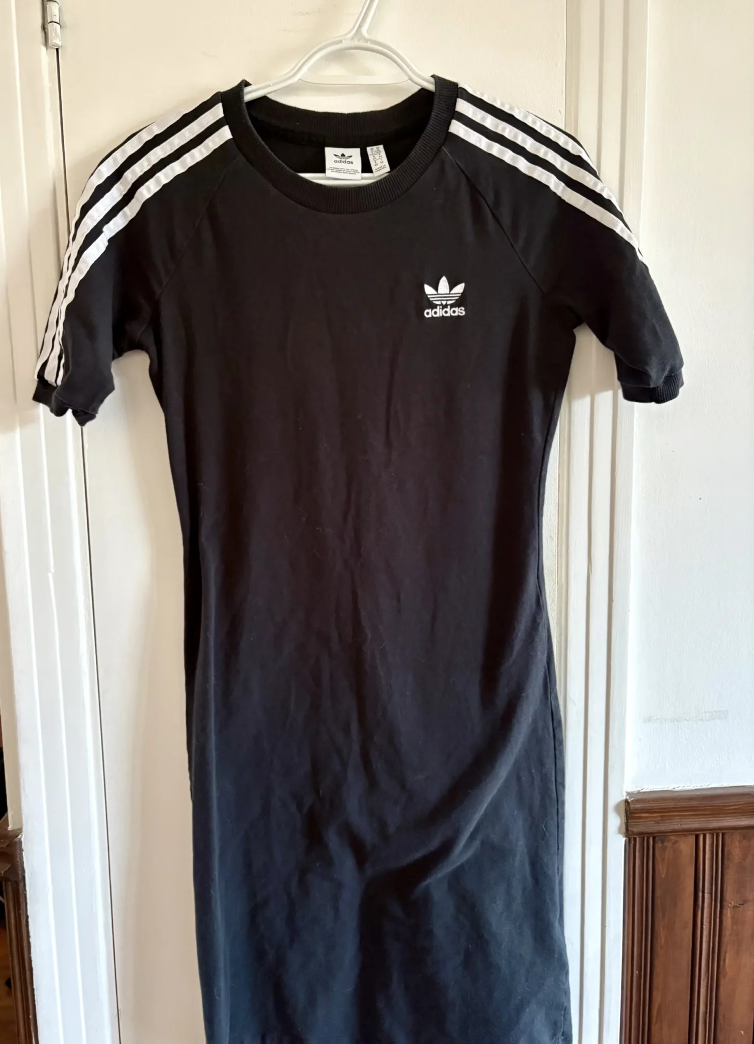 Featured image for Robe noire Adidas - Medium