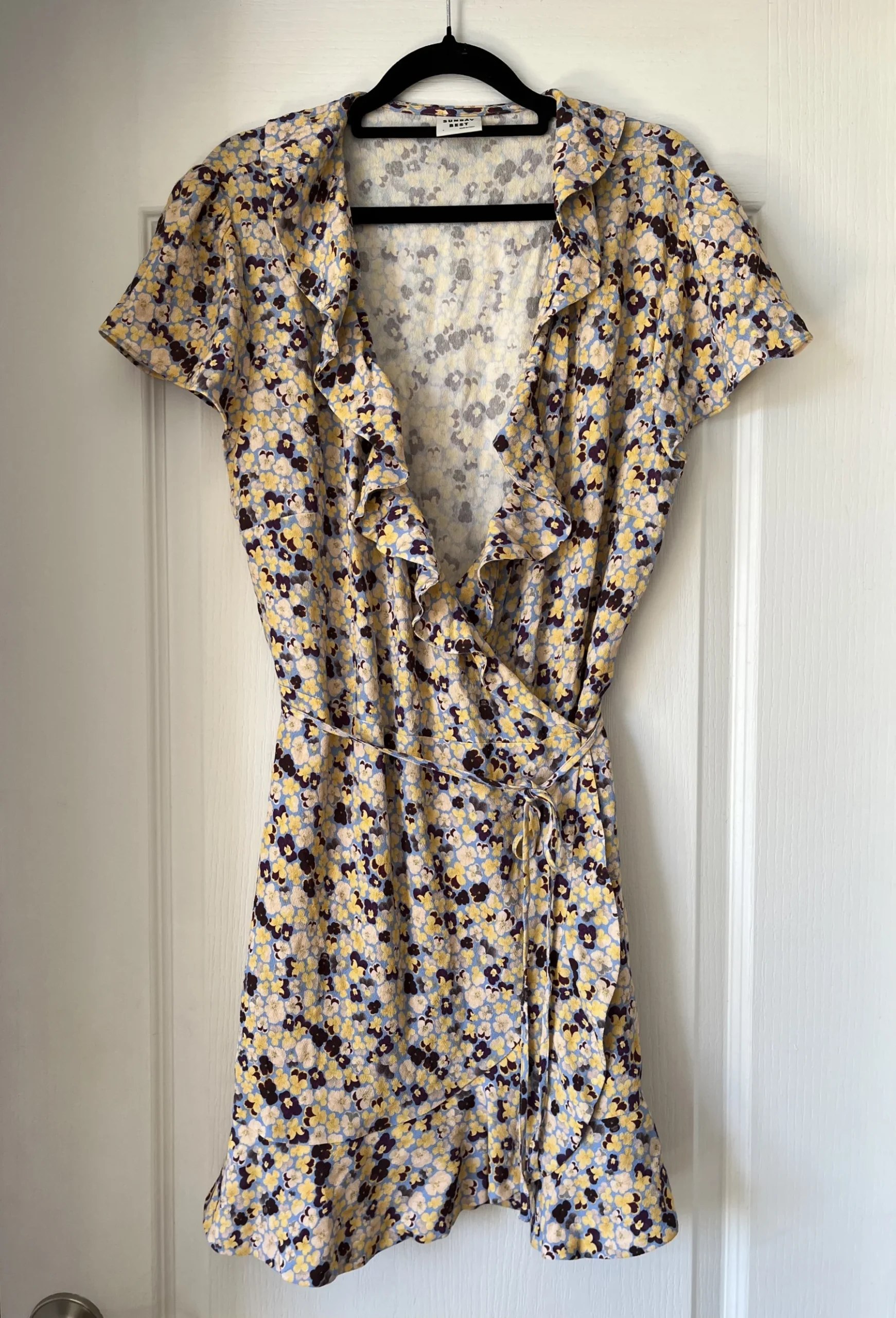 Robe Sunday Best taille L motif fleuris coupe portefeuille Aritzia seconde main
