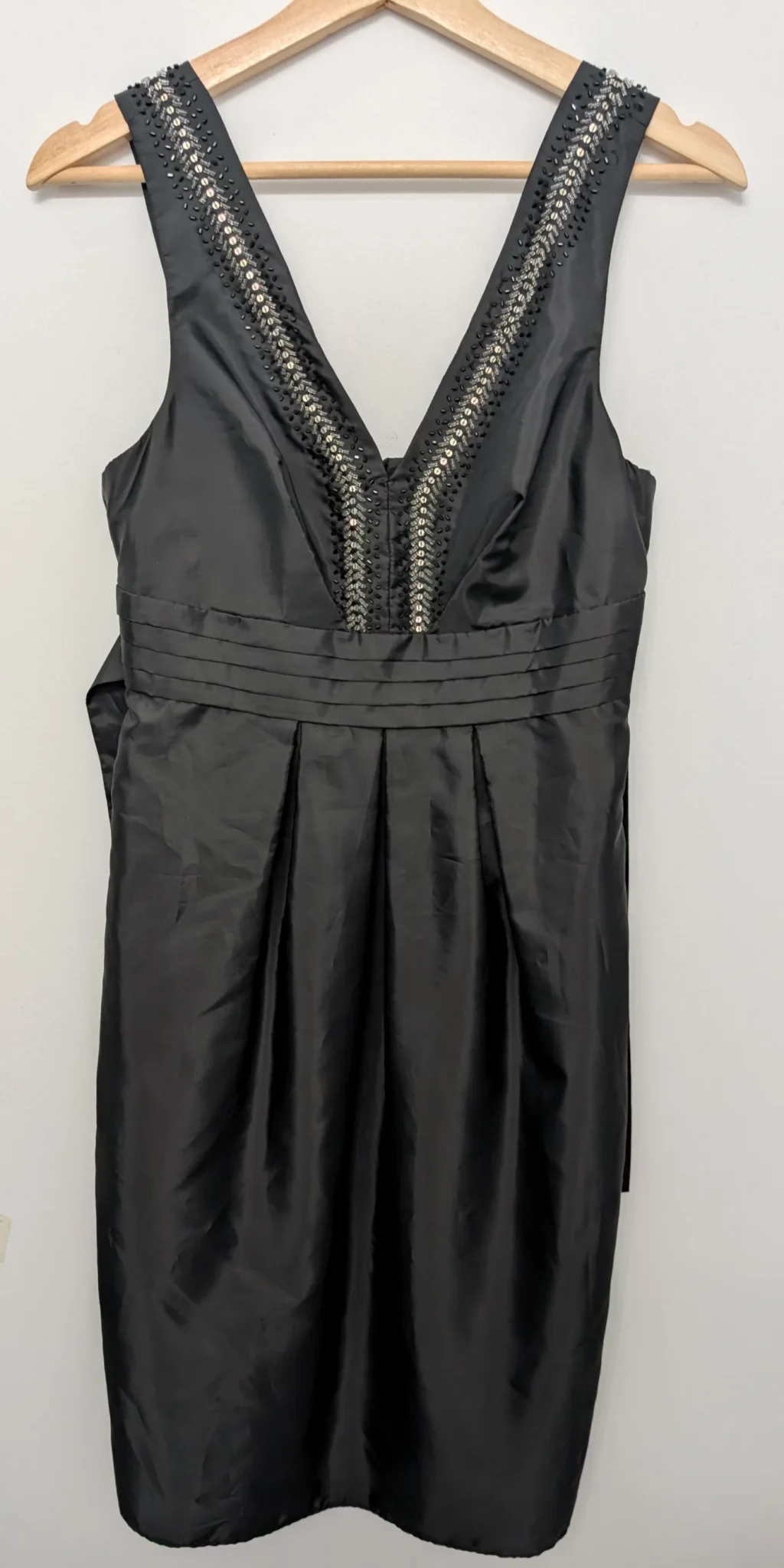 Featured image for Robe gris foncé avec col à paillettes – Oltre