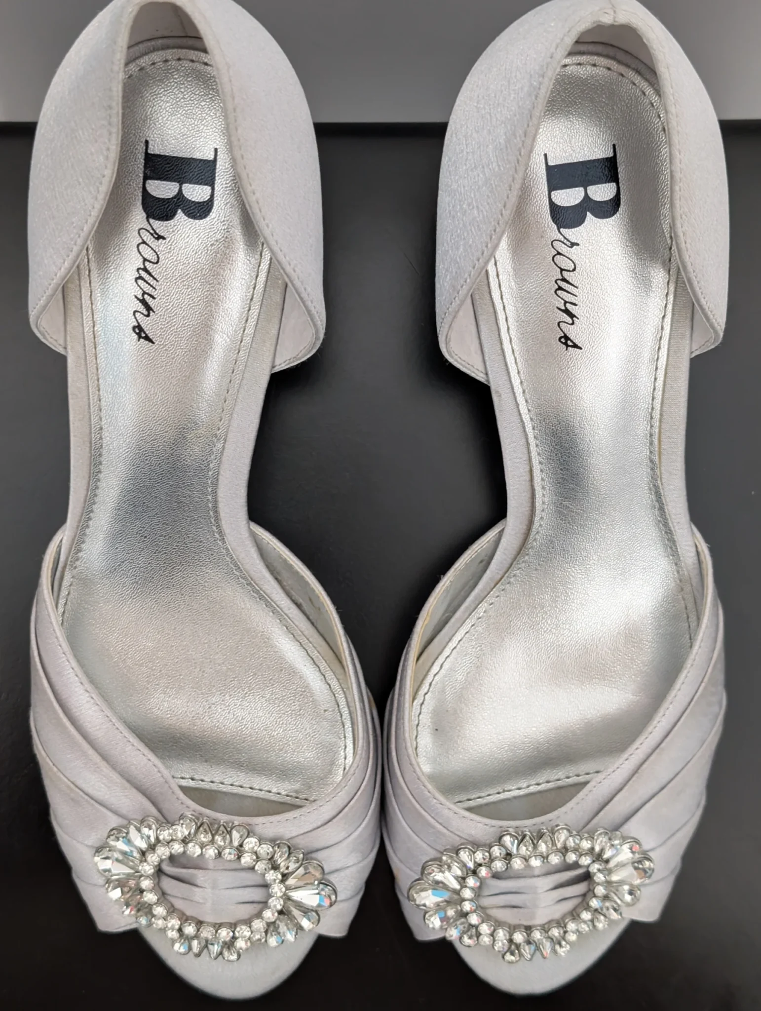 Featured image for Sandales argentées de la marque Browns