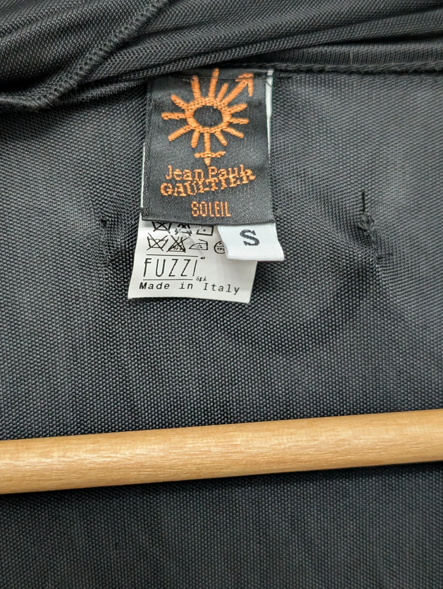 Image for Robe noire de la collection Soleil signée Jean Paul Gaultier