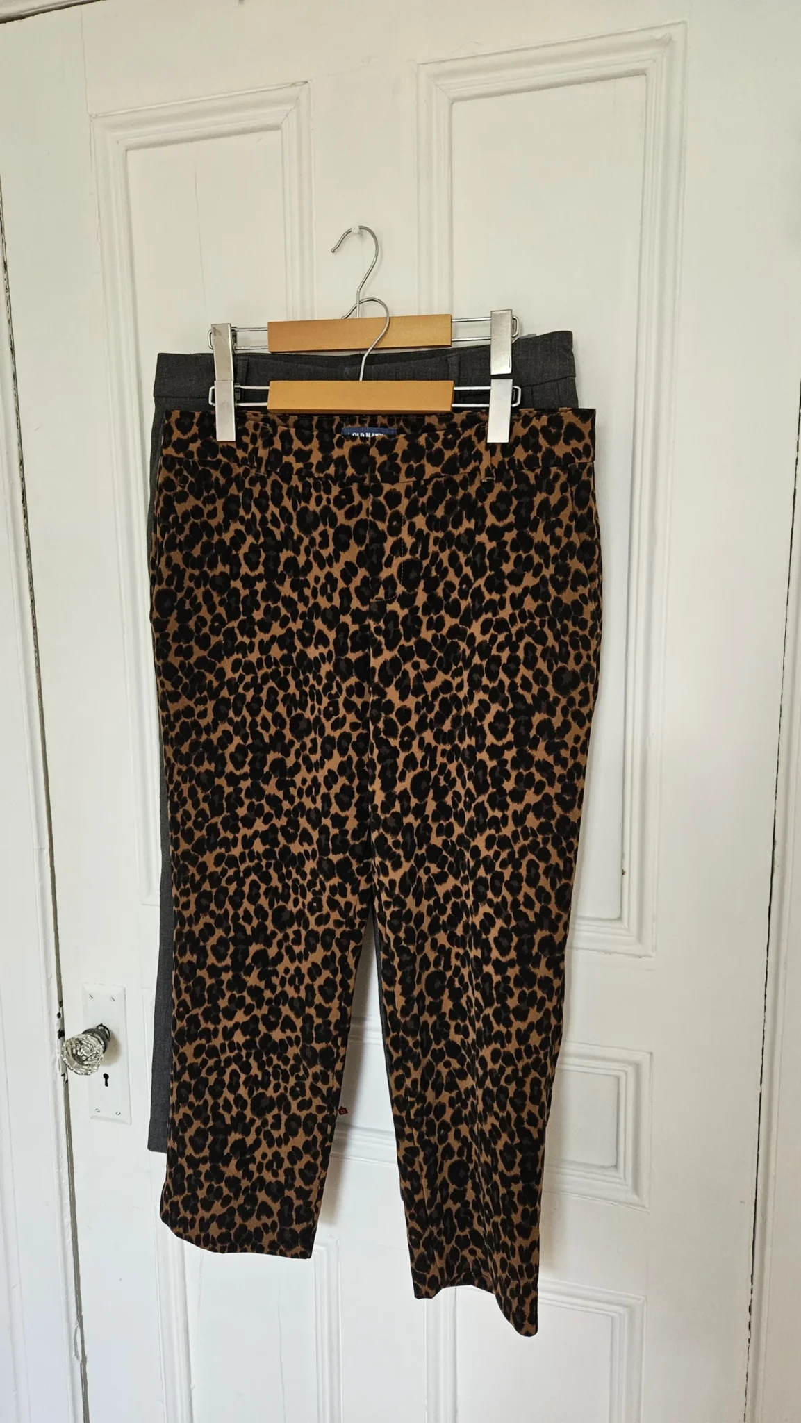 Featured image for Deux paires de pantalons propres old navy 3/4 grandeur 8 gris et léopard