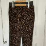 Featured thumbnail for Deux paires de pantalons propres old navy 3/4 grandeur 8 gris et léopard