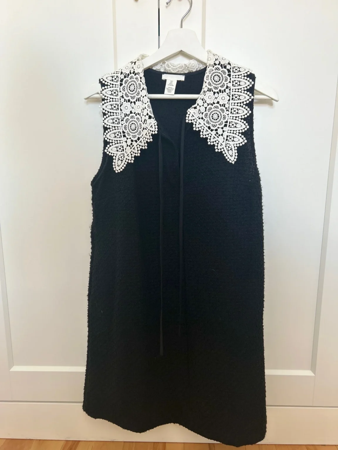 Featured image for Robe sans manche avec col claudine en dentelle