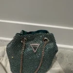 Featured thumbnail for Pochette en maille émeraude guess neuve