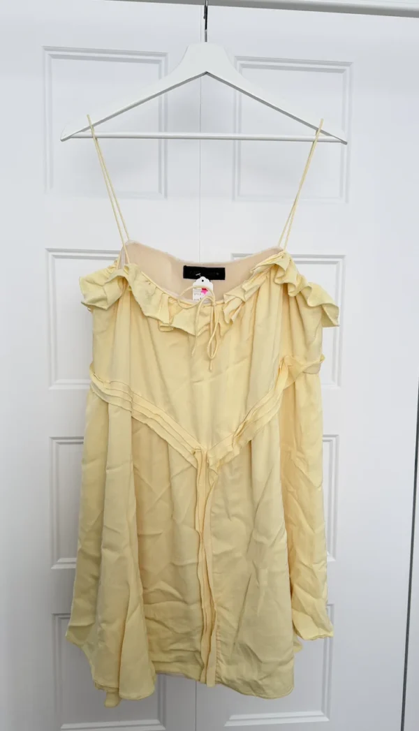 Featured image for Robe courte jaune beurre / pastel