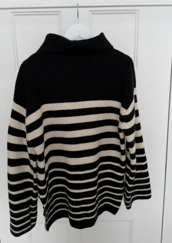 Image for Tricot noir et crème à rayures