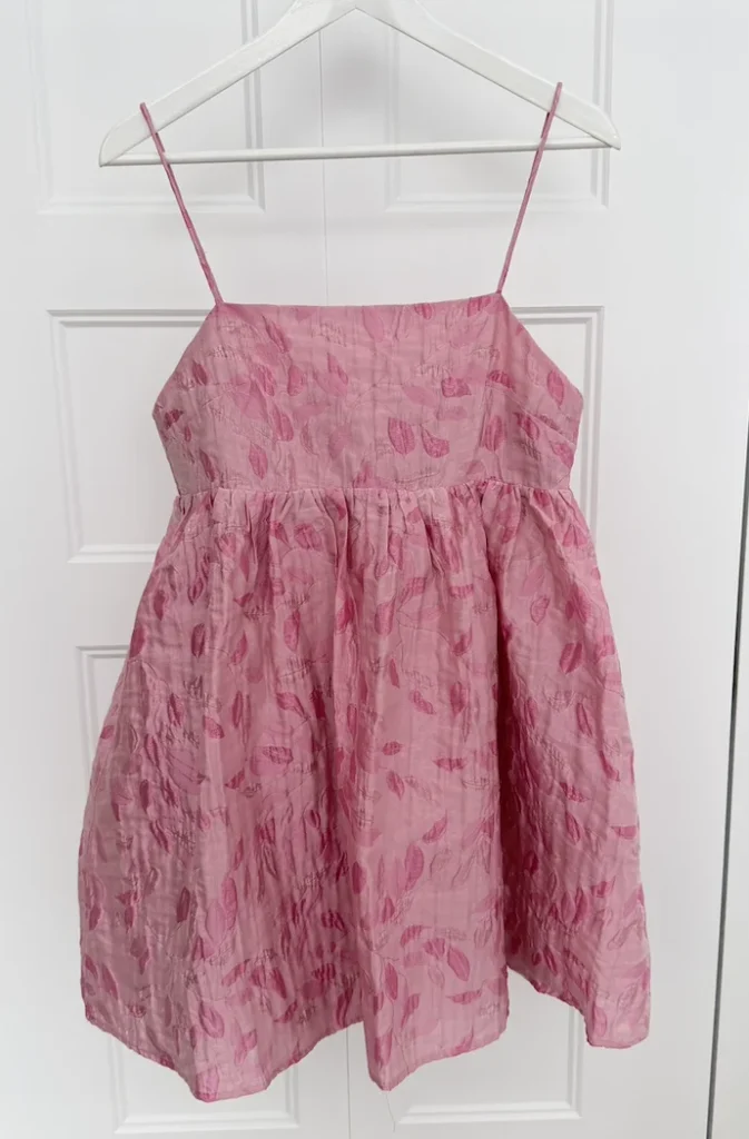 Featured image for Robe rose texturée