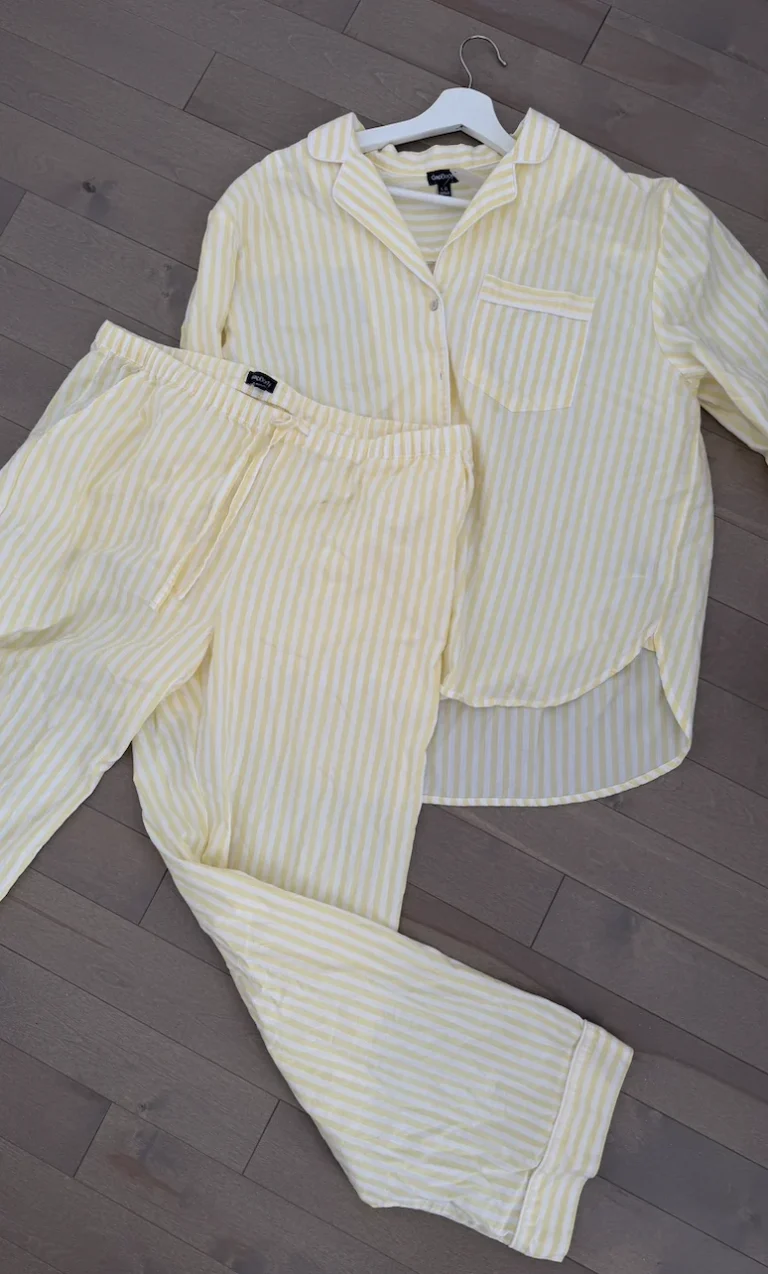 Featured image for Ensemble pyjama rayé jaune pâle