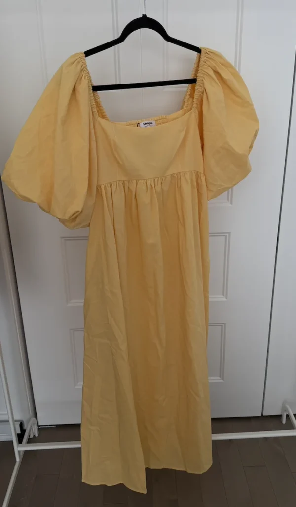 Featured image for Robe midi jaune beurre avec manches bouffantes