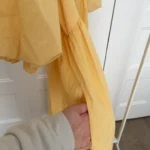 Thumbnail for Robe midi jaune beurre avec manches bouffantes