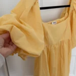 Thumbnail for Robe midi jaune beurre avec manches bouffantes