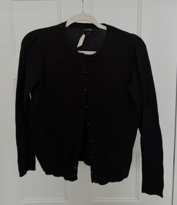 Featured image for Cardigan noir classique