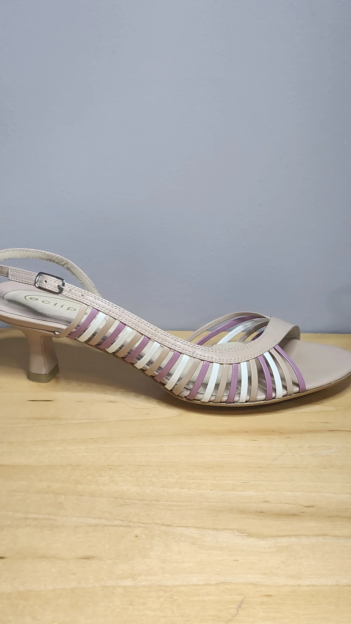 Featured image for Sandale, bride arrière ajustable, cuir souple
