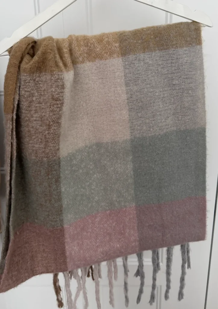 Featured image for Gros foulard ultra doux et fluffy parfait pour l’automne/hiver