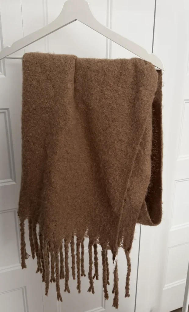 Featured image for Foulard oversized couleur camel