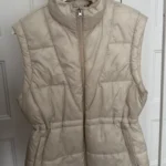 Featured thumbnail for Veste sans manches matelassée couleur crème