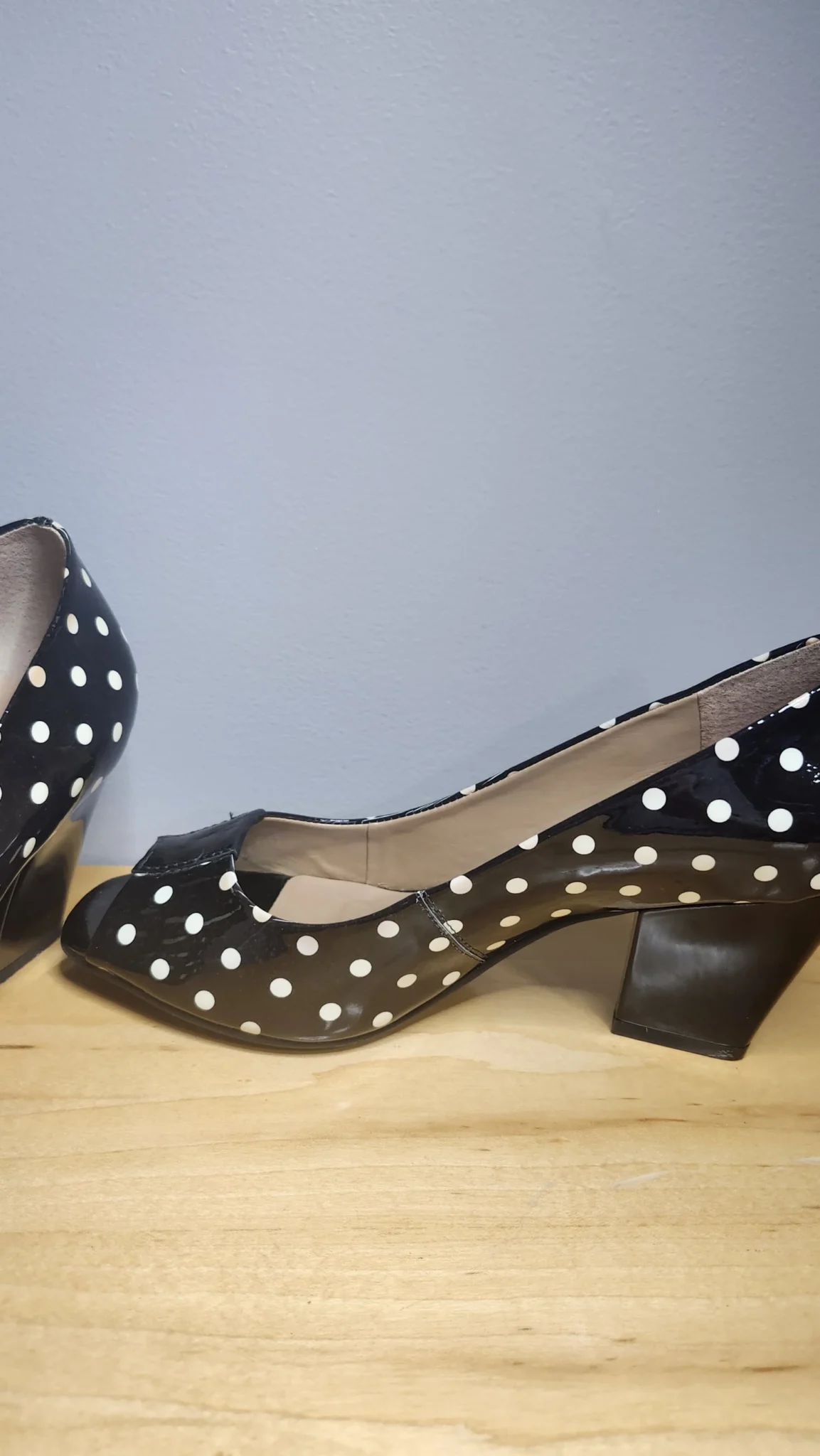 Image for Capelli Rossi, escarpin, talon bloc, cuir verni noir à pois crème.