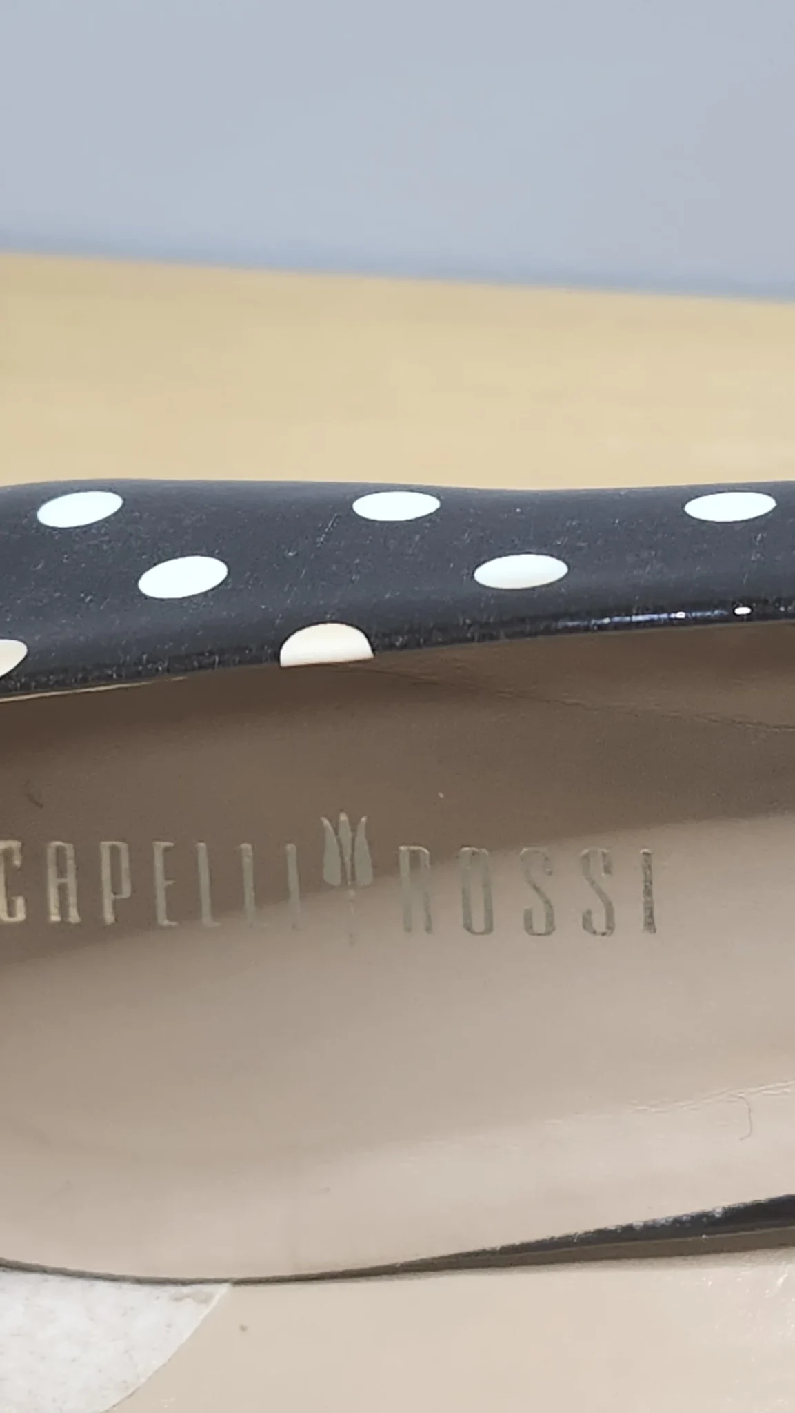Image for Capelli Rossi, escarpin, talon bloc, cuir verni noir à pois crème.