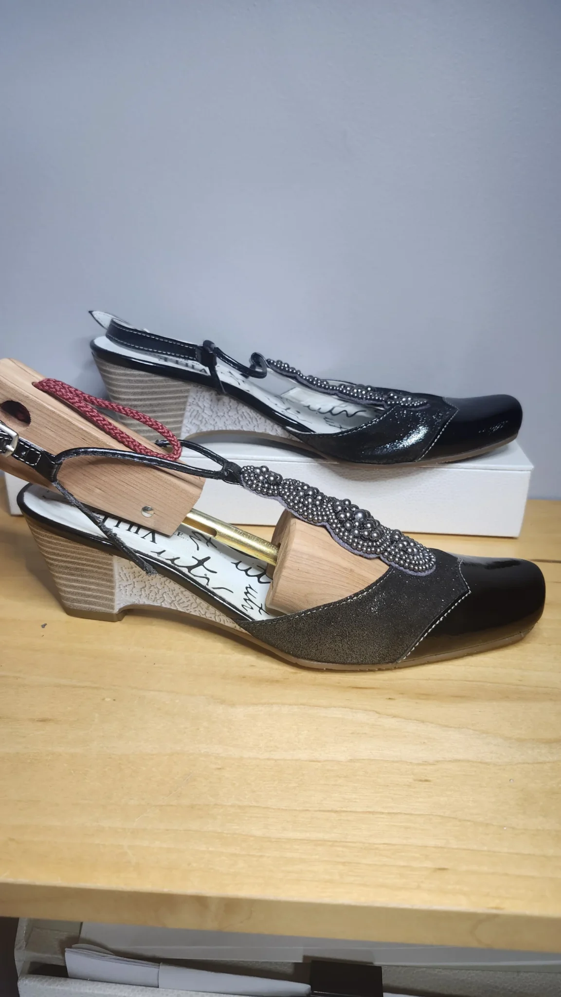 Featured image for Un tour en ville, sandale , bride arrière ajustable, cuir verni noir, souple
