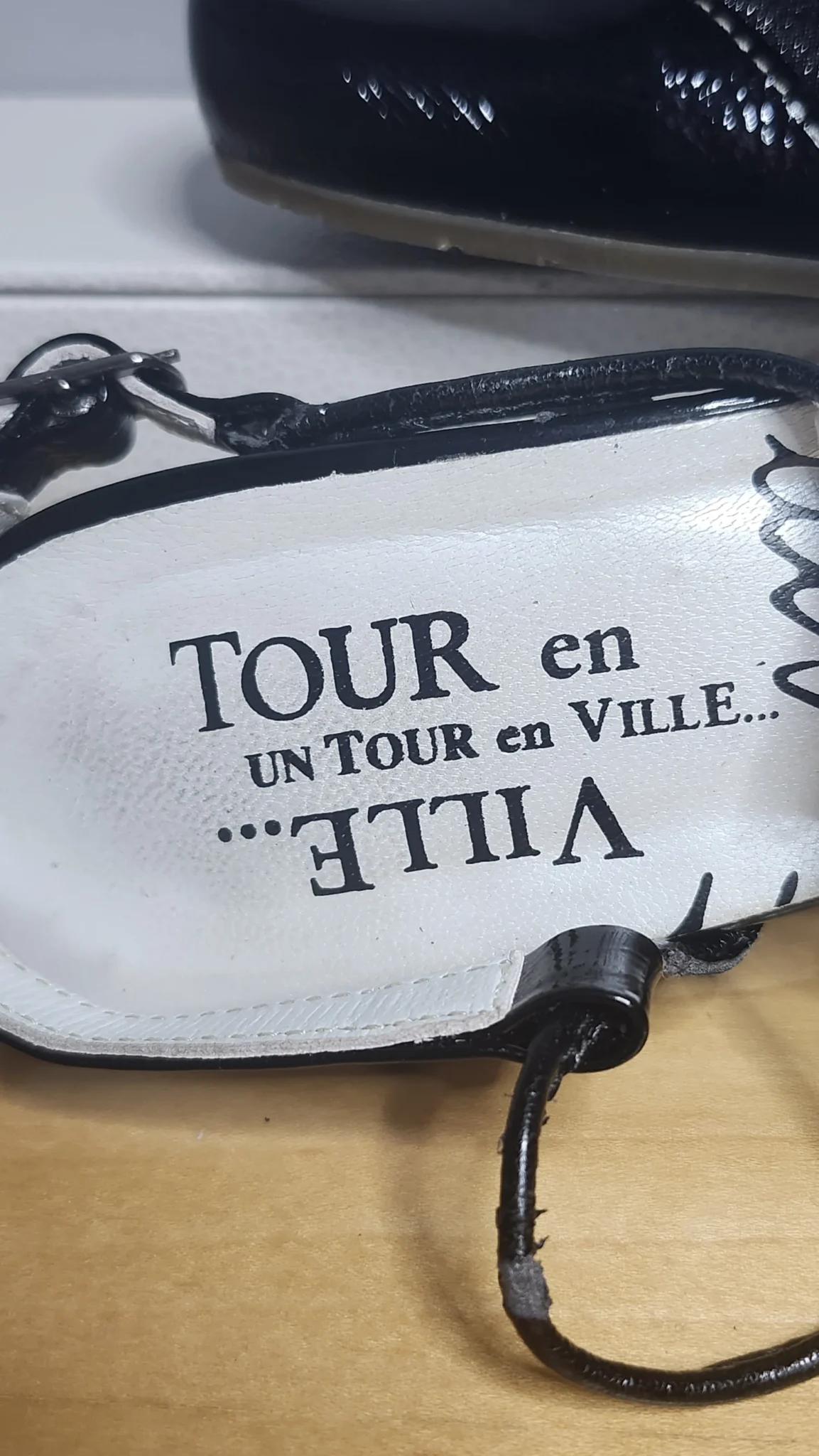 Image for Un tour en ville, sandale , bride arrière ajustable, cuir verni noir, souple