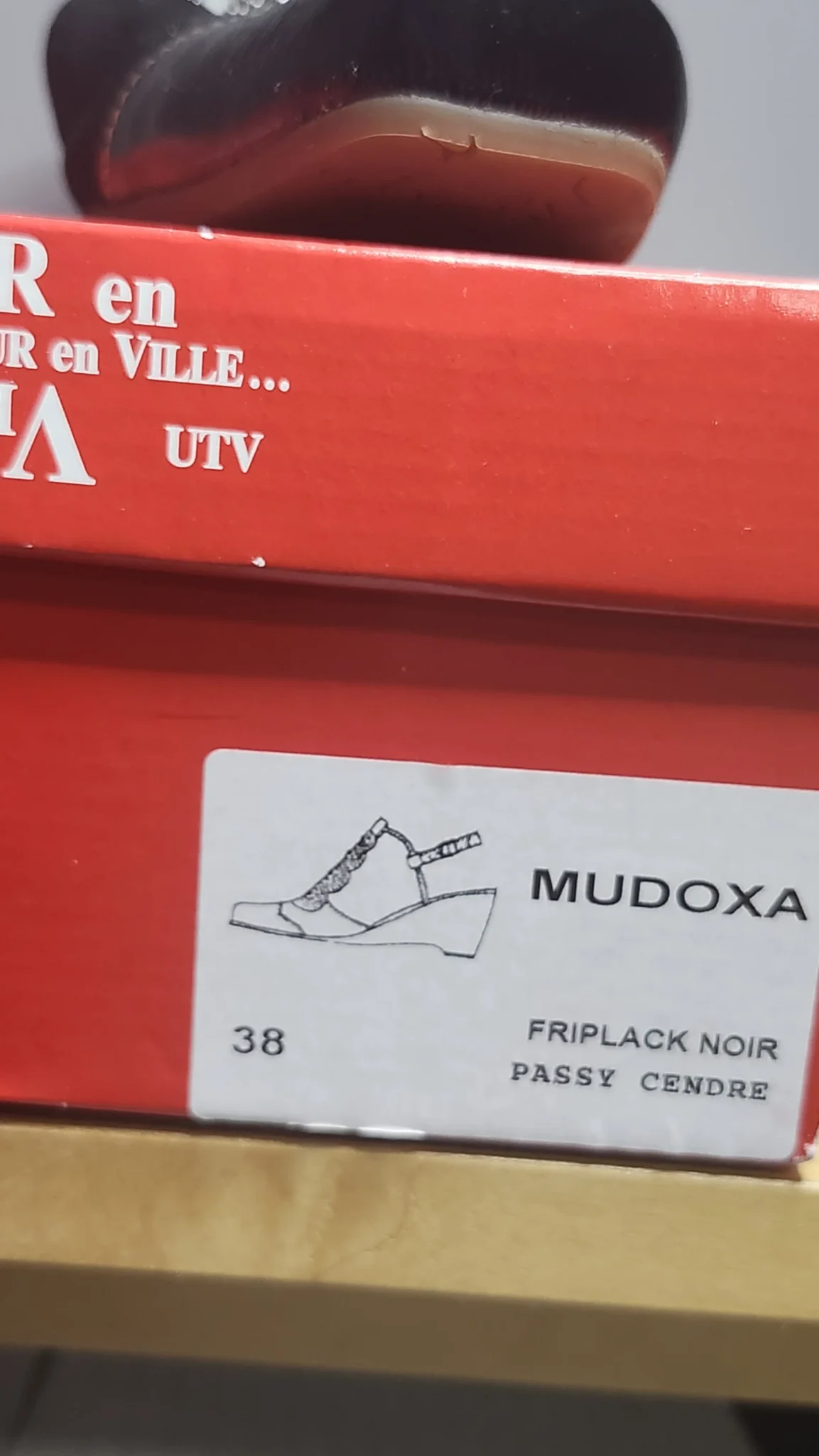 Image for Un tour en ville, sandale , bride arrière ajustable, cuir verni noir, souple