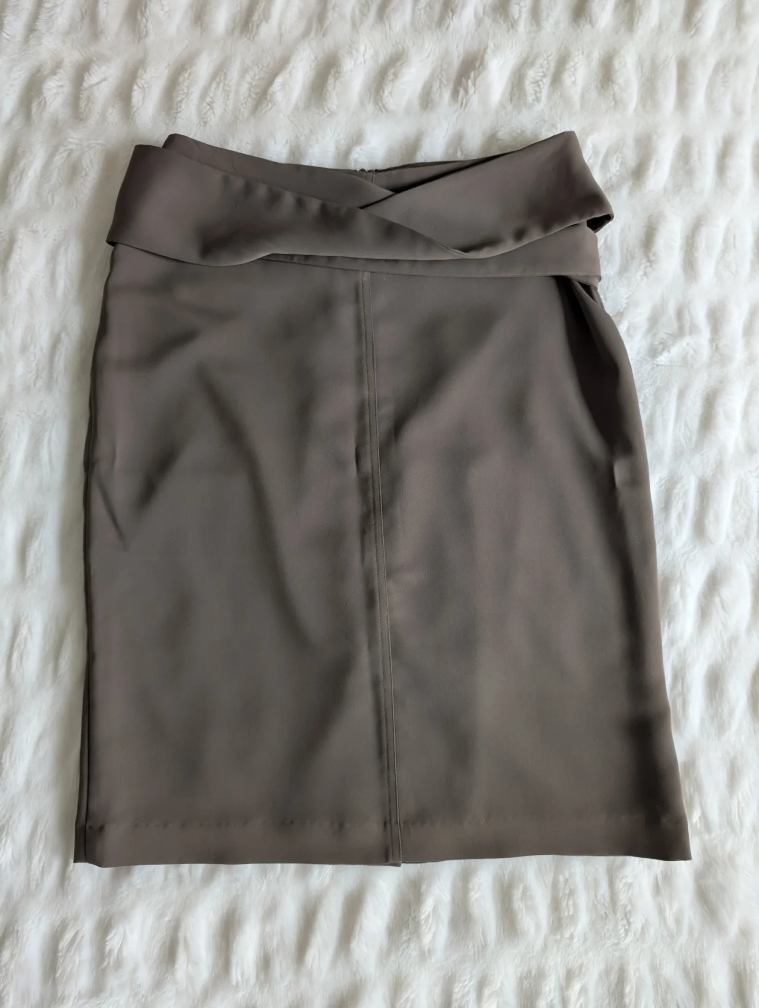 Featured image for Versatile 4-season flowing pencil skirt