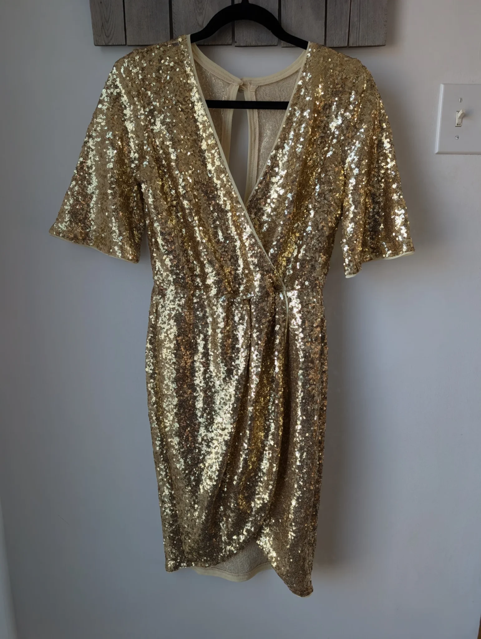 Featured image for Robe en sequin Gold TFNC