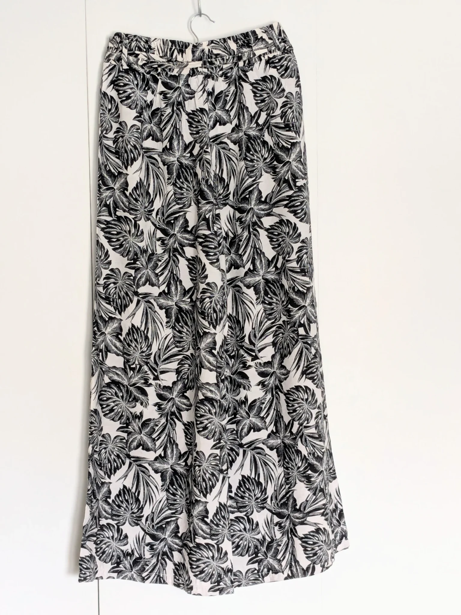 Featured image for Pantalon d'été fluide à motifs tropicaux