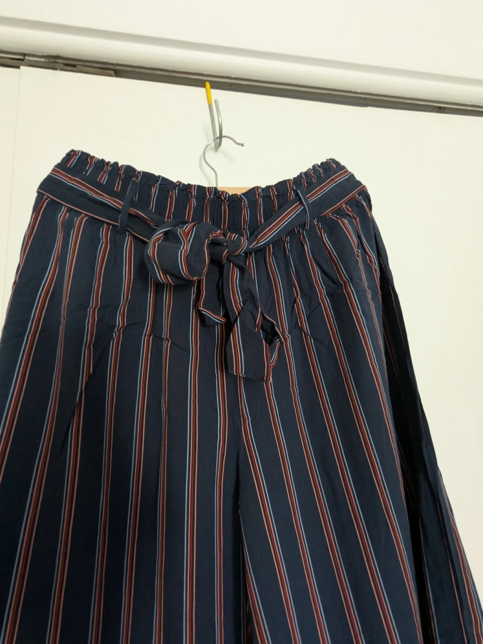 Image for Pantalon léger d'été à fines rayures