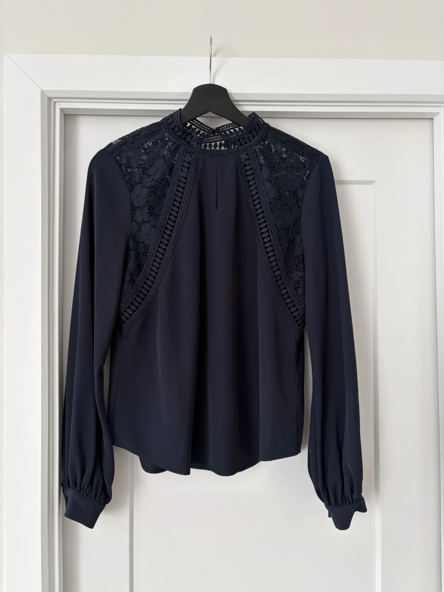Featured image for New blouse with lace detail RW & Co