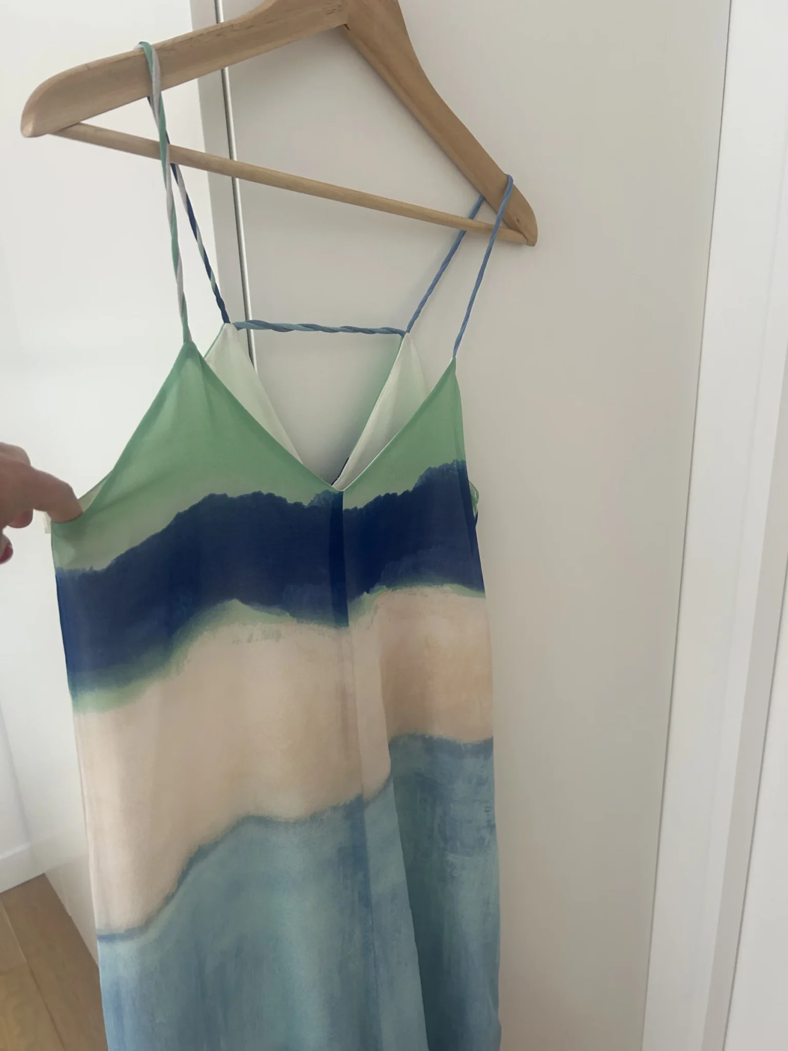 Featured image for Steamy dress in the colours of the sea