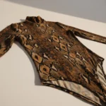 Thumbnail for Bodysuit serpent imprimé long body à manches longues - Brown