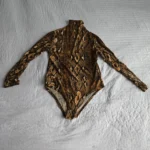 Thumbnail for Bodysuit serpent imprimé long body à manches longues - Brown
