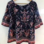 Featured thumbnail for Blouse Bleu foncé à motifs orange, blancs et bleu clair- Taille S