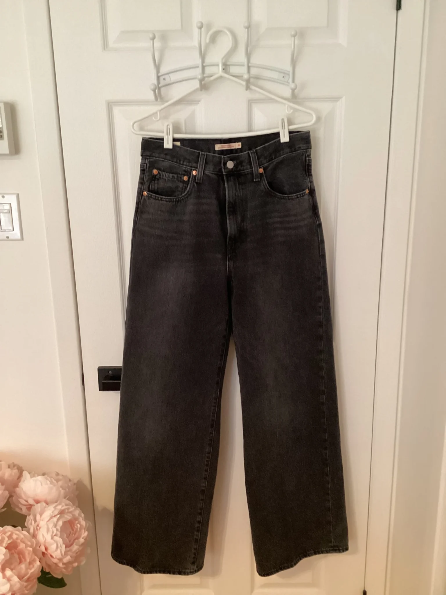 Featured image for Lévis black wide-leg jeans