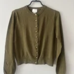 Featured thumbnail for Chandail vert léger à boutons dorés